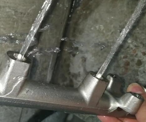 測試燃油共軌管，看用斯曼克水粒流去毛刺前后有何區(qū)別？
