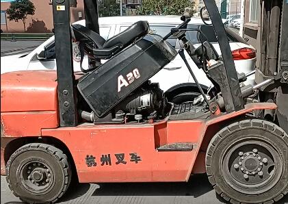 給叉車(chē)的液壓閥交叉孔去毛刺，用磨粒流的越來(lái)越多！