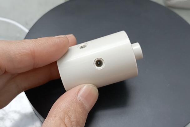 PEEK交叉孔去毛刺，斯曼克磨粒流解決方案！
