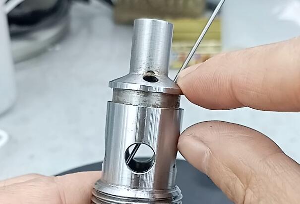 長斜孔去毛刺，磨粒流技術(shù)是怎么做到的？