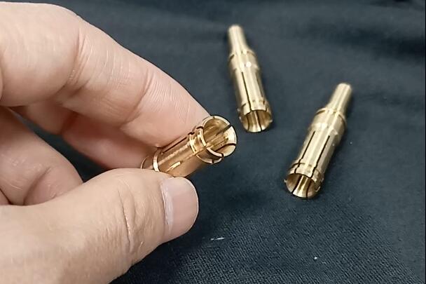 新能源汽車充電樁銅插孔細縫去毛刺，磨粒流拋光設備能做嗎？