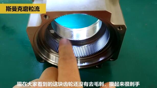 機(jī)械手臂減速齒輪去除毛刺，而且是內(nèi)側(cè)的